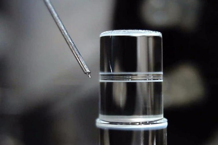 An optical microresonator and a sharp tungsten tip. (Source: A. Svela)