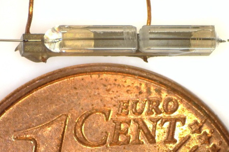 The miniaturised optical filter is located in the central slot of the sleeve...