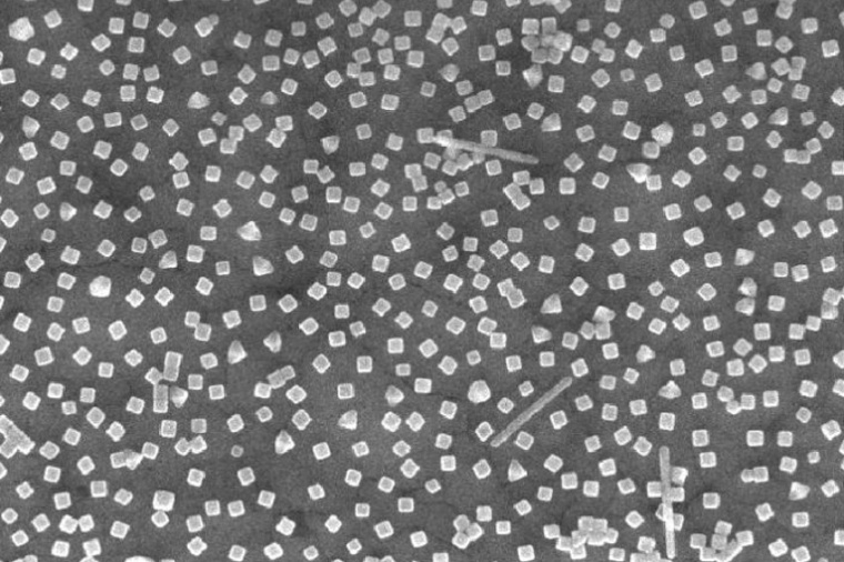 Silver nanocubes spread out over the new device’s entire surface. (Source: A....