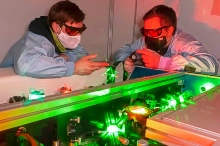Tobias Helk (l.) and Frederik Tuitje use intense laser light in the extreme...