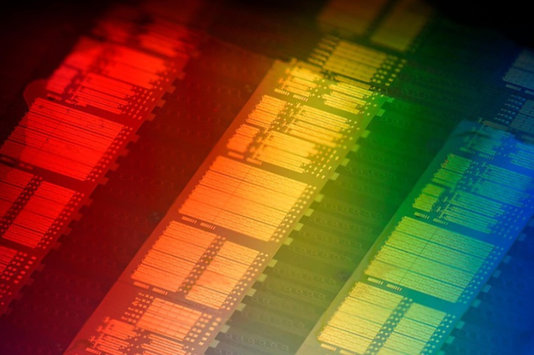 Areal of hundreds of semi­conductor lasers and silicon nitride...