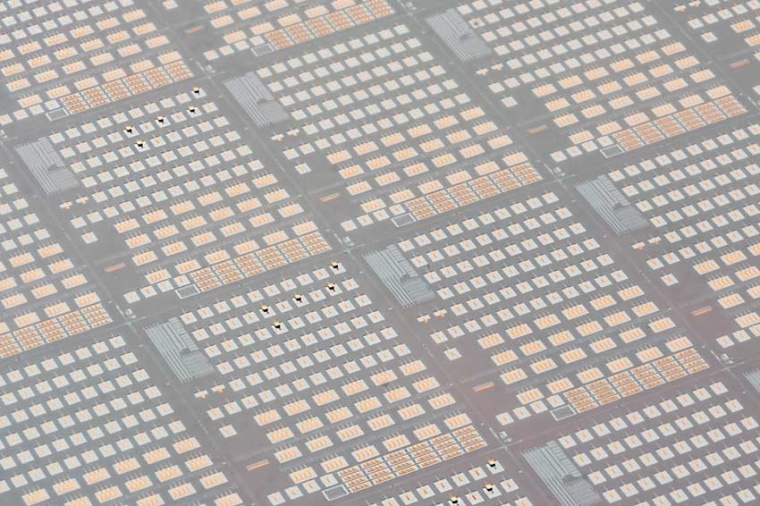 DFB laser dies bonded onto a 300-mm silicon photonics wafer (Source: Imec)