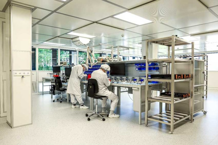 Two employees assembling the deflection units (Source: Raylase)