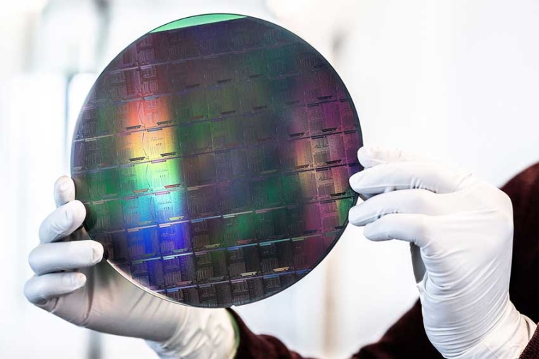 A SiN wafer with photonics integrated circuits manufactured on Imec’s...