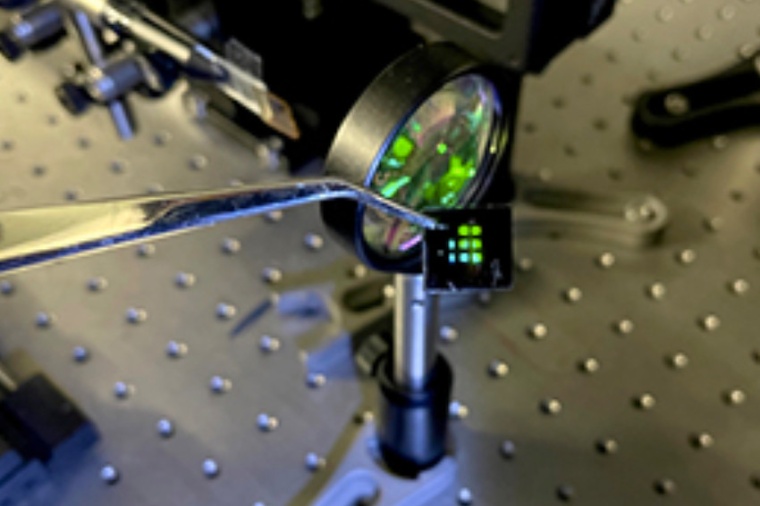 Distributed feedback laser devices of PbS colloidal quantum dots on top of...