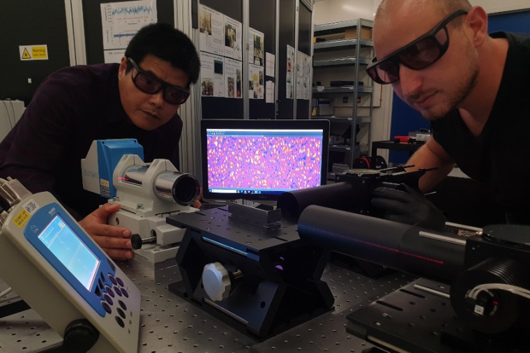 Hongchang Wang (l.) and Simone Moriconi (r.) are improving X-ray mirrors....