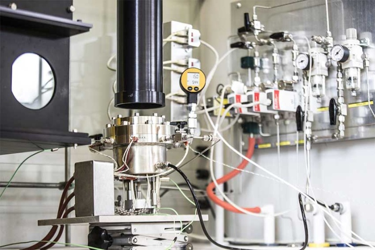 Convert greenhouse gasses into clean energy using photonics