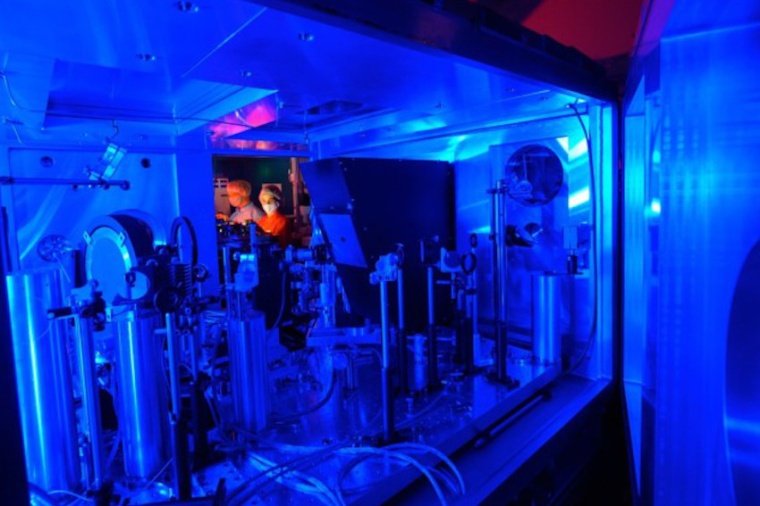 Malte Kaluza (l.) and Yasmina Azamoum are preparing an experiment using the...