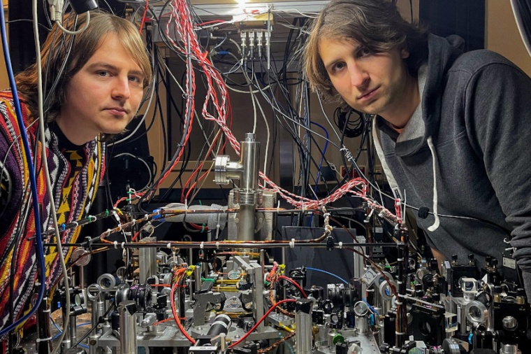 Mateusz Mazelanik (l.) and the manager of the Quantum Optical Devices...