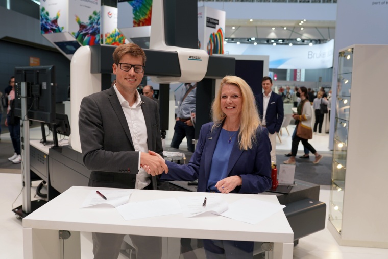 Lennart Schulenburg, Managing Partner at Visiconsult, and Dr. Heike Wenzel,...