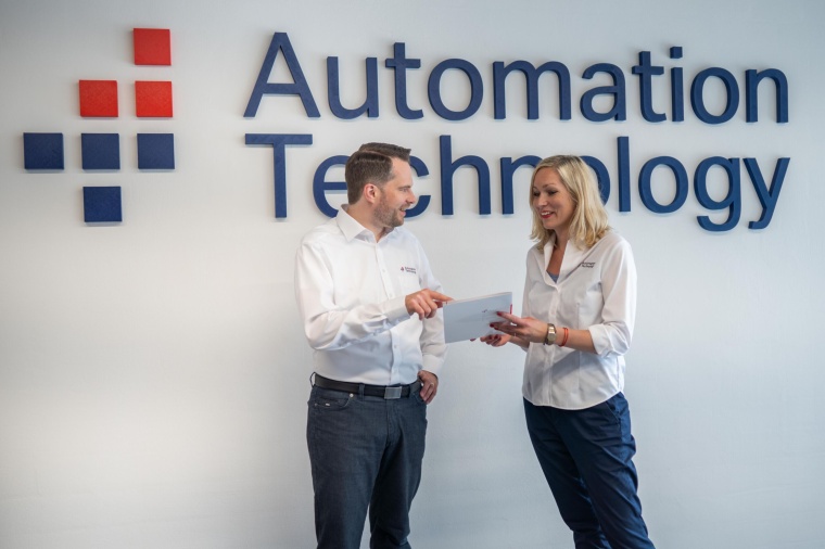 Daniel Seiler, Managing Director of Automation Technology, congratulates Nina...