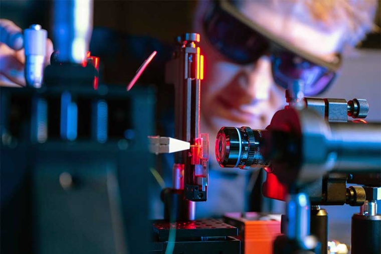 Tobias Vogl aligns a quantum light source‘s optical chip (Source: U Jena /...