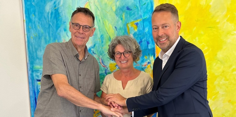 Signing the contract in Biel: (from left) Andreas Reber, Nicole Reber, Prof....
