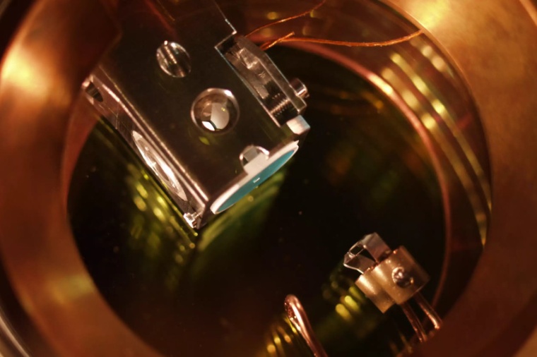 Setup of an optical resonator in a vacuum. A single rubidium atom is trapped...