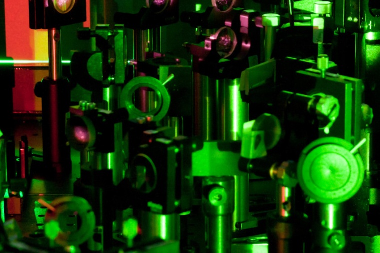 Experimentel setup for ultrafast laser spectroscopy. (Source: P. Chabera)