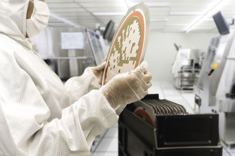 Engineer checking a silicon wafer (Source: Jenoptik)