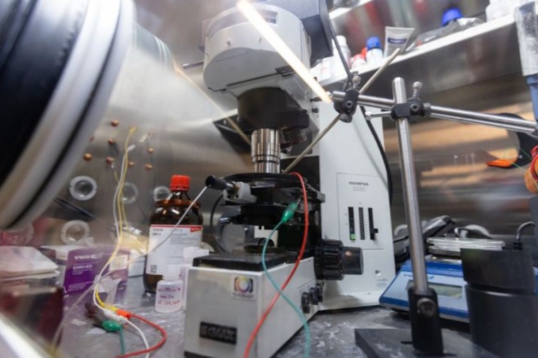 This new operando reflection interference microscope allows researchers a...