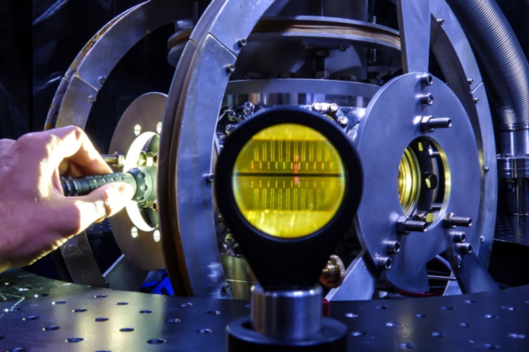 Vacuum chamber with a microfabricated surface trap. (Source: M. van Mourik)