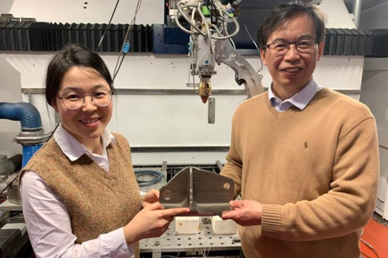 Tingting Song (l.) and Ma Qian with a titanium alloy created with the laser 3D...