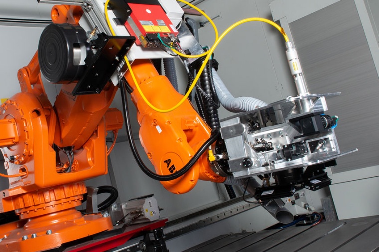 Structuring large surfaces with conventional industrial robots (Source: Fh. IPT)
