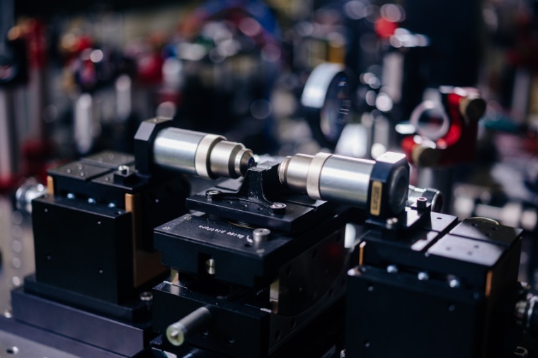 Experimental setup to analyze glowing quantum dots. (Source: B. Mazhiqi, U....