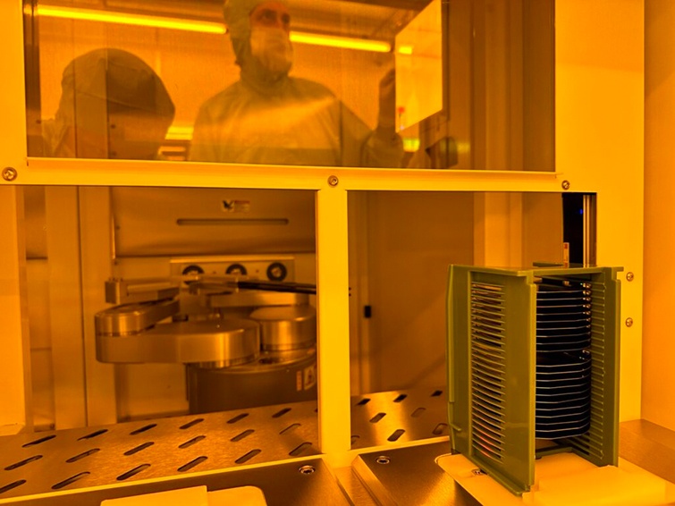 In the Dutch companys clean room (Source: Smart Photonics)