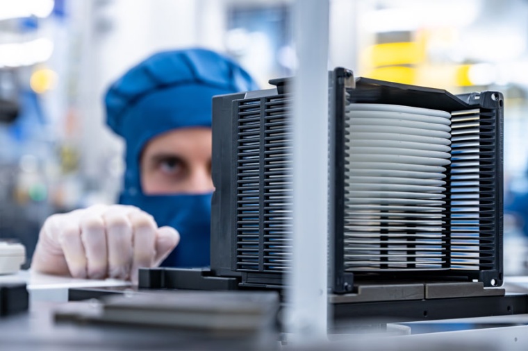 In an AMS Osram clean room (Source: AMS Osram)