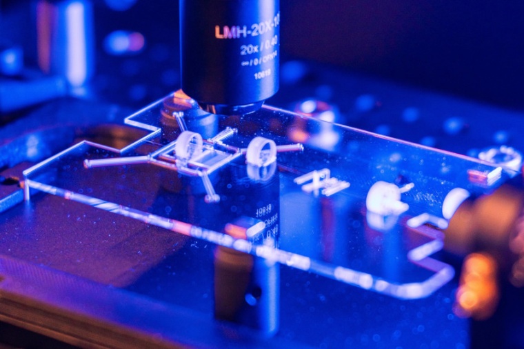 Swiss scientists from EPFLs Galatea Laboratory make gigafemto lasers on a glass...