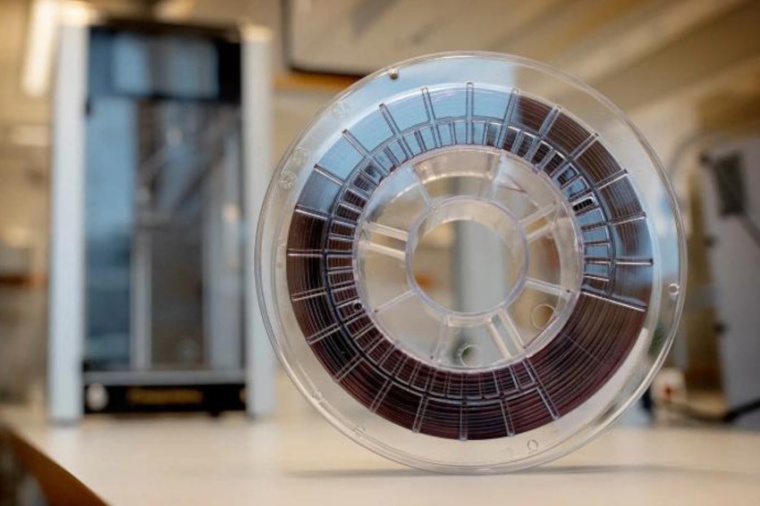 A filament of the plasmonic plastic. Due to its flexibility, the material can...