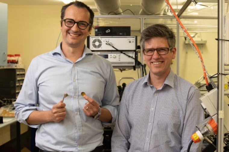 Alessandro Tuniz (l.) and Boris Kuhlmey in their Sydney Nanoscience Hub...