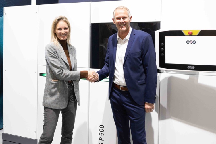 Marie Langer (EOS) and Stephan Rösler (AM Solutions) shake hands at Formnext...