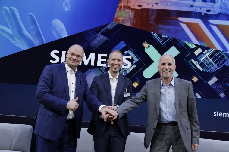 Dr. Olaf Munkelt, MVTec (left), Rainer Brehm, Siemens (center) and Dr. Dietmar...
