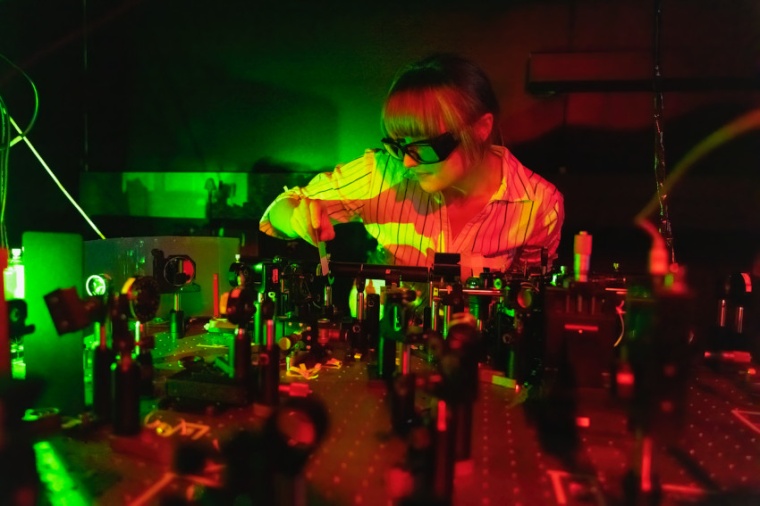 Bereneice Sephton working on her teleportation-experiment. (Source: Wits U.)