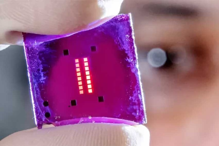 Image of a photo-tunable polymer metasurface. (Source: J. Meyer, U. Jena)