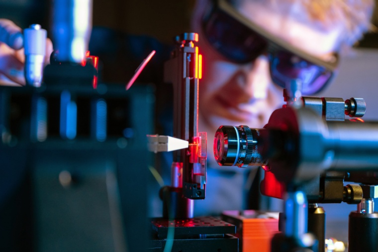 The german researcher Tobias Vogl investigates single photon sources in 2D...