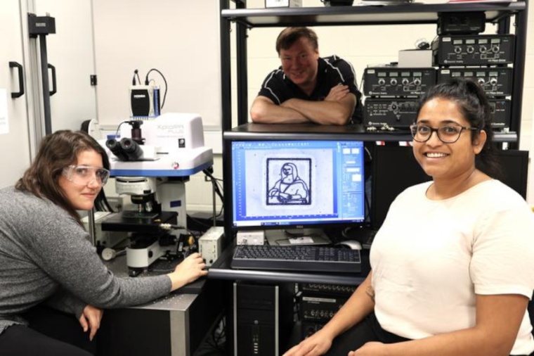 Abigail Mann (l.) together with spectroscopist Jason Gascooke and Lynn Lisboa...
