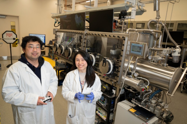 Houk Jang (l.) and Suji Park in the lab of the Center for Functional...