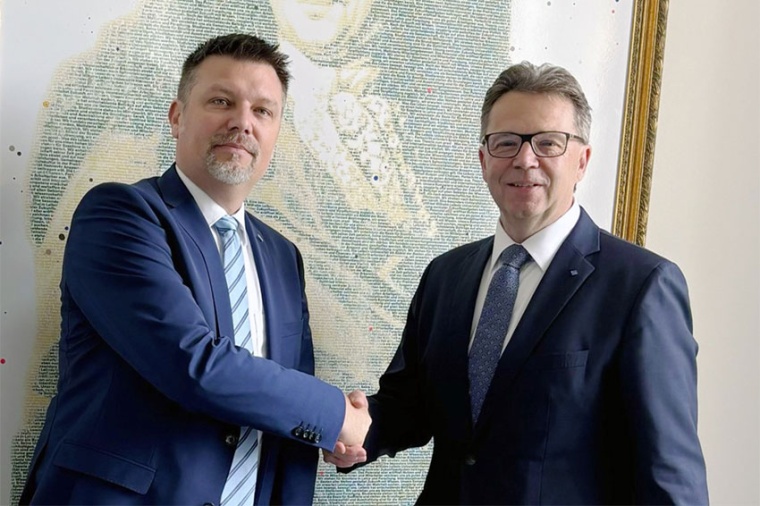 Dr Dietmar Kracht (l) and Prof Volker Epping, president of Leibniz University...