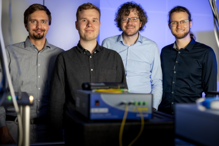 The four researchers in the quantum optics lab are Jan Heine, Philip Rübeling,...