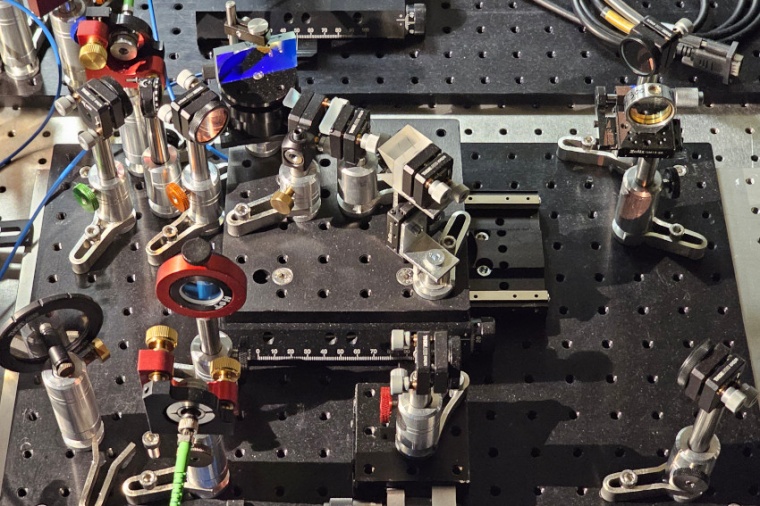 Frequency lens using multiple diffraction on a diffraction grating. The light...