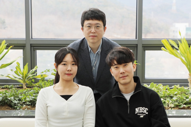 Choi Jong-min (m.) and his research team have developed a technology that can...