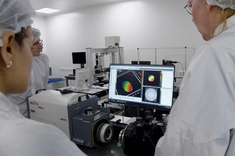 PhotonHub Experience Center cleanroom (Source: PhotonHub)