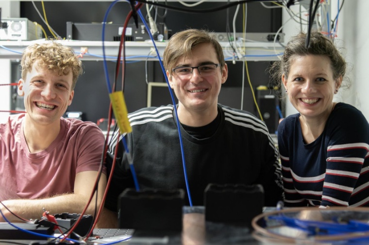 The researchers in the lab: Steven Becker, Grigorii Slinkov and Birgit Stiller....