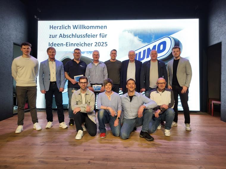 Die ausgezeichneten Mitarbeitenden gemeinsam mit Peter Reinhard, dem Leiter des...